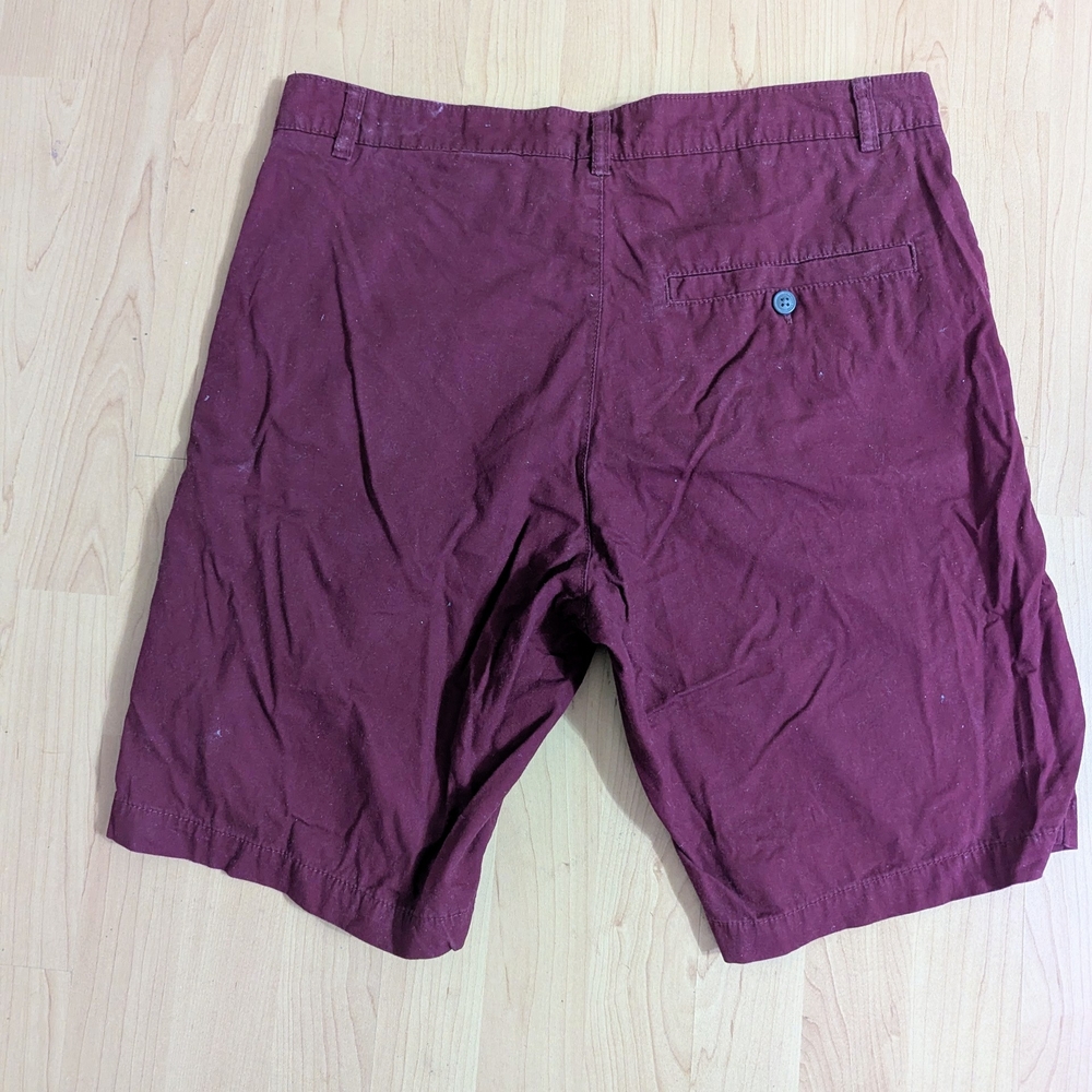 H&M Men's Dark Red Flat Front Shorts - Picture 2 of 3